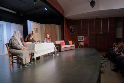 İnegöl’de tiyatro keyfi! Kadın Sığınağı oyunu beğeni topladı