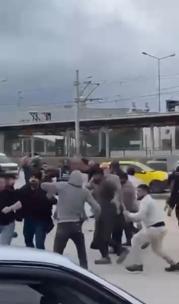 Bursa’da korkutan kavga anları: Kasklar miğfer, sopalar kılıç gibi savruldu!-Bursa Hayat-2