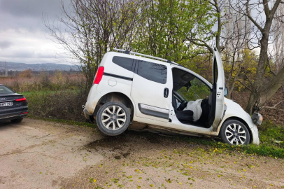 Bursa’da kontrolden çıktı ağaca çarparak durabildi: 2’si çocuk 4 yaralı