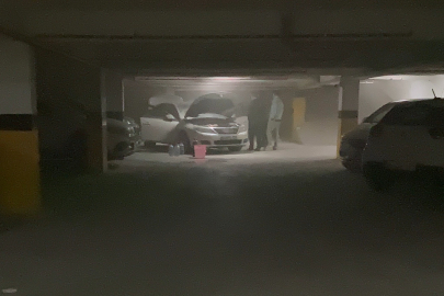 Bursa’da misafir olarak geldiği sitenin otoparkında aracı yandı