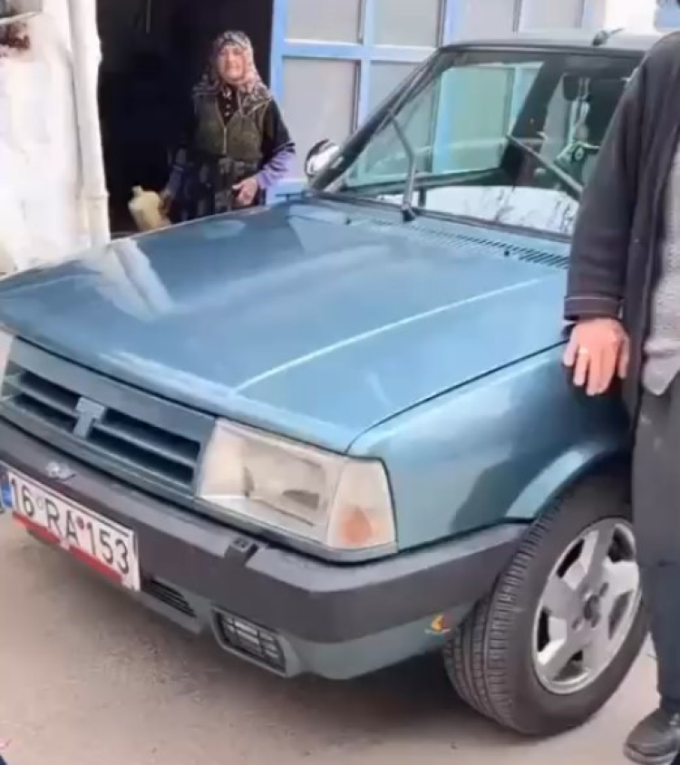 Bursa’da duygulandıran satış: 32 yıllık otomobiline veda etti!-Bursa Hayat Gazetesi-3