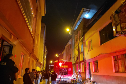 Bursa’da 3 katlı binanın çatısını alevler sardı