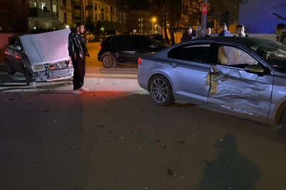 İnegöl’de kavşakta iki otomobil çarpıştı: 1 yaralı