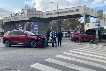 Bursa Mudanya’da kavşakta korkutan çarpışma
