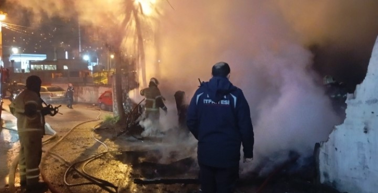 Bursa'da yangında korku dolu anlar! Dumandan etkilenen şahıs... -Bursa Hayat-4