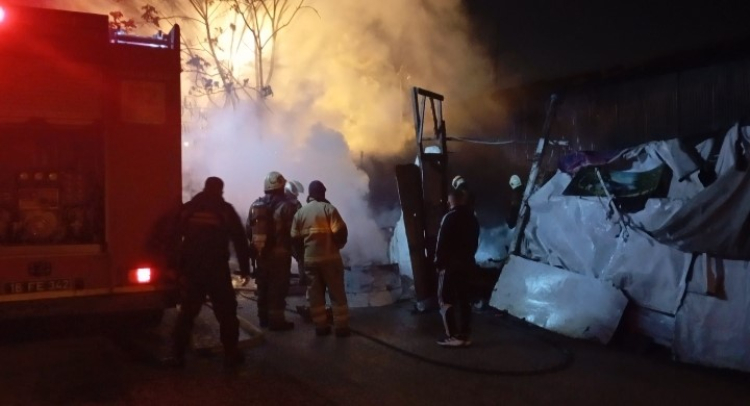 Bursa'da yangında korku dolu anlar! Dumandan etkilenen şahıs... -Bursa Hayat-3