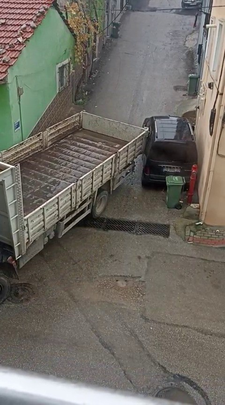 Bursa’da tepki çeken hareket! Çarptığı aracı bırakıp kaçtı -Bursa Hayat-2