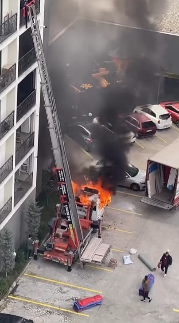 Bursa’da lüks sitede yangın paniği! Vincin bağlı olduğu kamyon alev aldı -Bursa Hayat-2