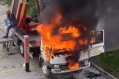 Bursa’da lüks sitede yangın paniği! Vincin bağlı olduğu kamyon alev aldı