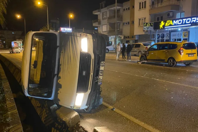 Antalya Serik’te trafik kazası: Taksi ile kamyonet çarpıştı