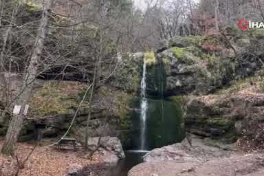 Beşikderesi Şelalesi kış manzarasıyla büyülüyor, debi azalması tedirgin ediyor