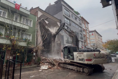 Bursa’da zeminden başlayan yıkım tozu dumana kattı