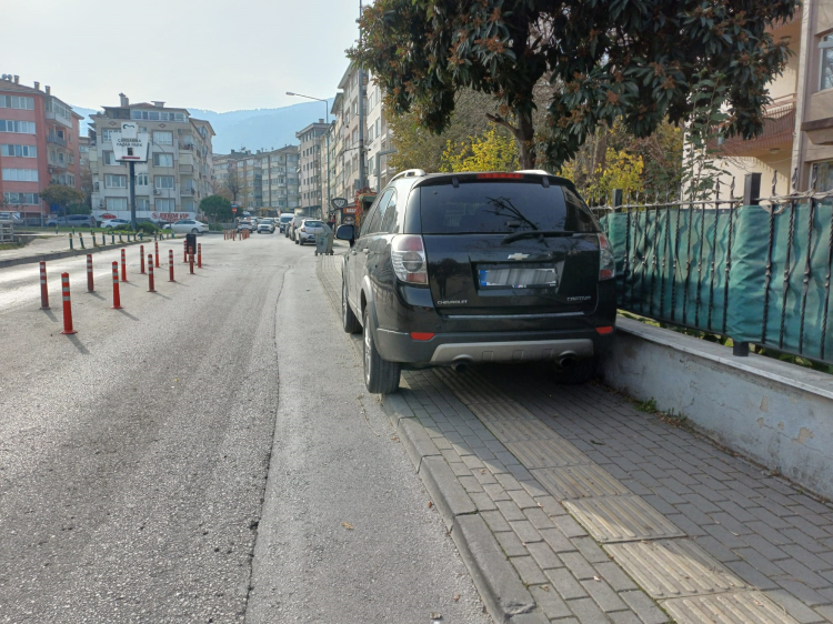 Bölge sakinlerinden acil çağrı: Çarşamba’daki kaldırım işgaline kim dur diyecek?-Bursa Hayat Gazetesi-3
