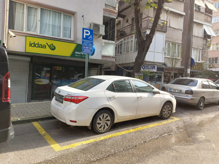 Bölge sakinlerinden acil çağrı: Çarşamba’daki kaldırım işgaline kim dur diyecek?-Bursa Hayat Gazetesi-2