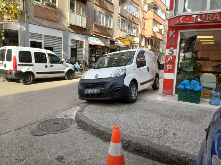 Bölge sakinlerinden acil çağrı: Çarşamba’daki kaldırım işgaline kim dur diyecek?-Bursa Hayat Gazetesi-4