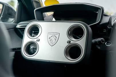 Yuvarlak direksiyona elveda: Peugeot 'Kare' devrimini resmen başlatıyor!