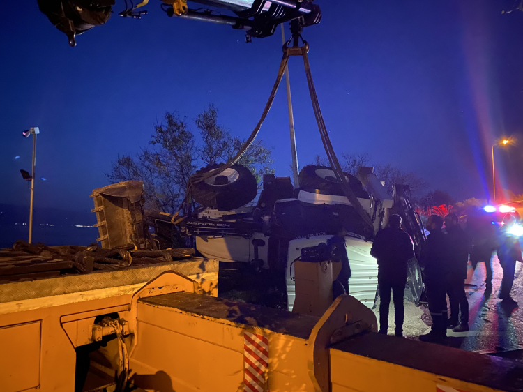 Bursa’da iş makinesi vinçten düştü! Panik yaşandı-Bursa Hayat-2