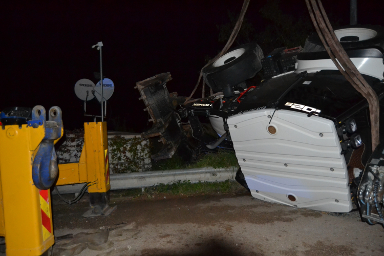 Bursa’da iş makinesi vinçten düştü! Panik yaşandı-Bursa Hayat-3