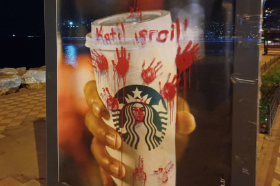 Bursa’da panoya protesto! Kanı simgeleyen el izleri