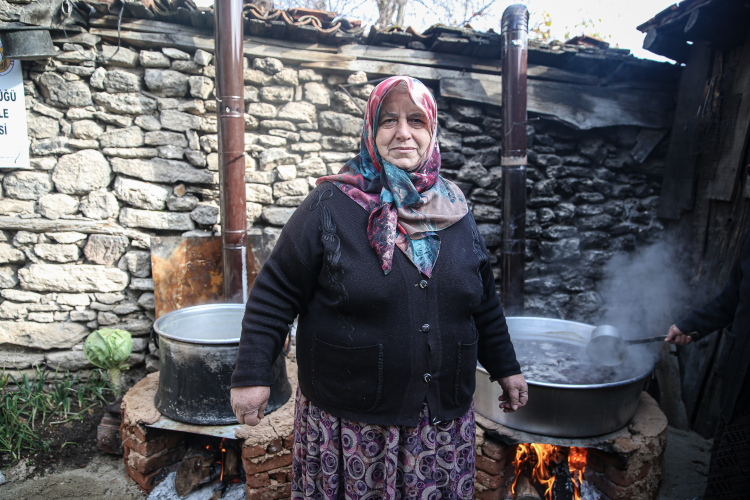 Bursa'da kırsal kalkınmaya örnek proje! Kozalakları pekmeze dönüştürdüler-Bursa Hayat Gazetesi-7
