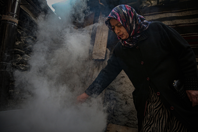 Bursa'da kırsal kalkınmaya örnek proje! Kozalakları pekmeze dönüştürdüler-Bursa Hayat Gazetesi-4