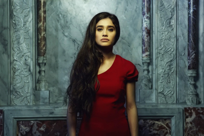 Ünlü oyuncudan radikal karar! Papazla evlenip Hristiyan oldu