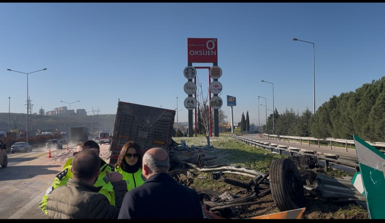 Bursa’da kamyon bariyerlere saplandı: Kabin demir yığınına döndü!-Bursa Hayat Gazetesi-4