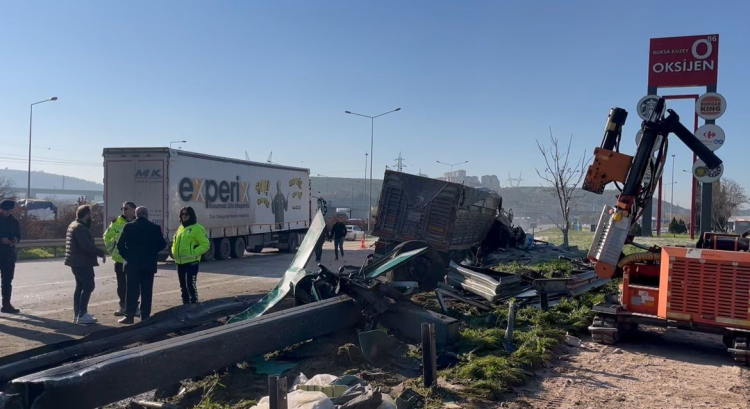 Bursa’da kamyon bariyerlere saplandı: Kabin demir yığınına döndü!-Bursa Hayat Gazetesi-3