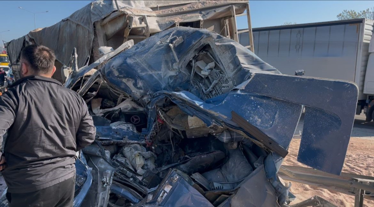 Bursa’da kamyon bariyerlere saplandı: Kabin demir yığınına döndü!-Bursa Hayat Gazetesi-2