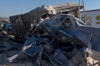 Bursa’da kamyon bariyerlere saplandı: Kabin demir yığınına döndü!