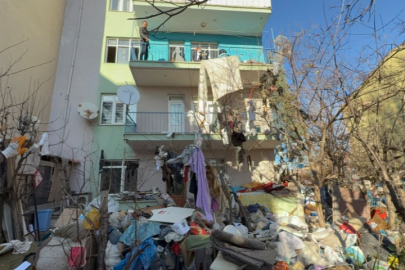 Mahalleli şikayet etti: Evden 10 kamyon çöp çıkarıldı!