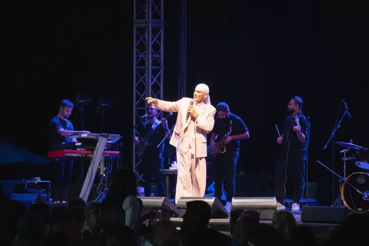 Şarkıcı Altay’ın sahne ritüeli merak uyandırdı!-Bursa Hayat-2