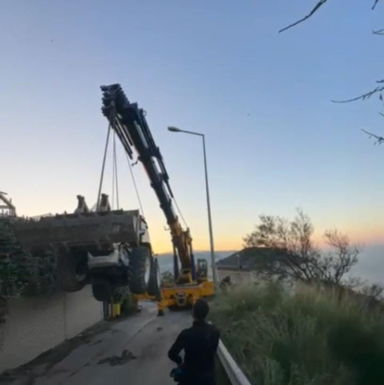 Bursa’da vinçten düşen kepçe kazası: Mudanya’da panik anları!-Bursa Hayat-2