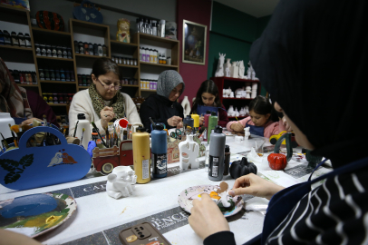 Bursa’da kadınlar sanatla hem huzur hem gelir elde ediyor