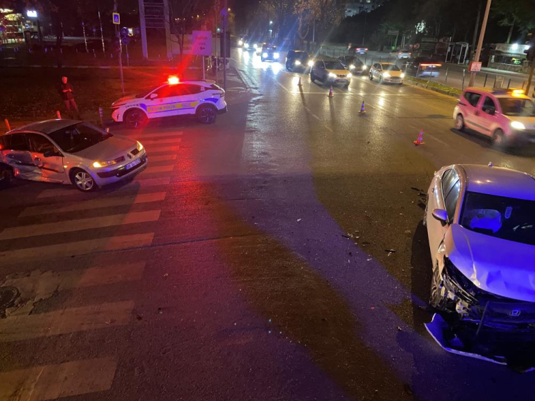 Bursa asfaltında kaza paniği! Sürücü hastaneye kaldırıldı-Bursa Hayat-3