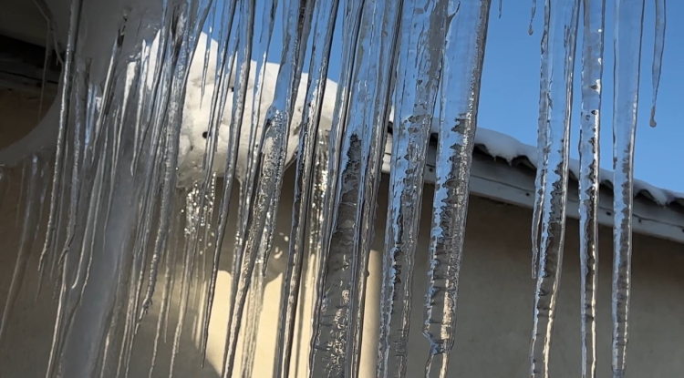 Yüksekova buzla kaplandı: Sarkıtlar 2 metreyi buldu!-Bursa Hayat-2