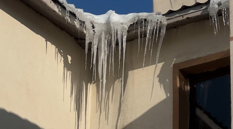 Yüksekova buzla kaplandı: Sarkıtlar 2 metreyi buldu!-Bursa Hayat-3