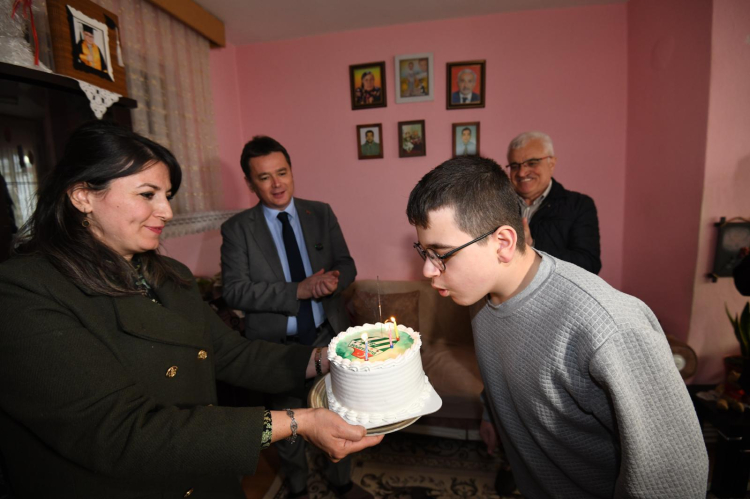 Erkan Aydın, Yunus Emre’nin mutluluğunu paylaştı-Bursa Hayat-2