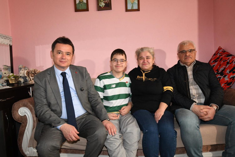 Erkan Aydın, Yunus Emre’nin mutluluğunu paylaştı-Bursa Hayat-4