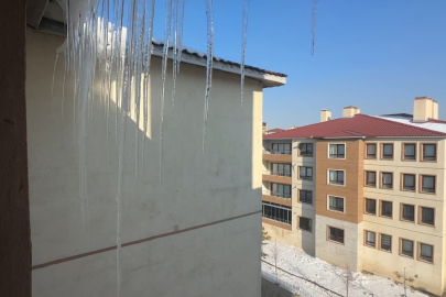Yüksekova buzla kaplandı: Sarkıtlar 2 metreyi buldu!