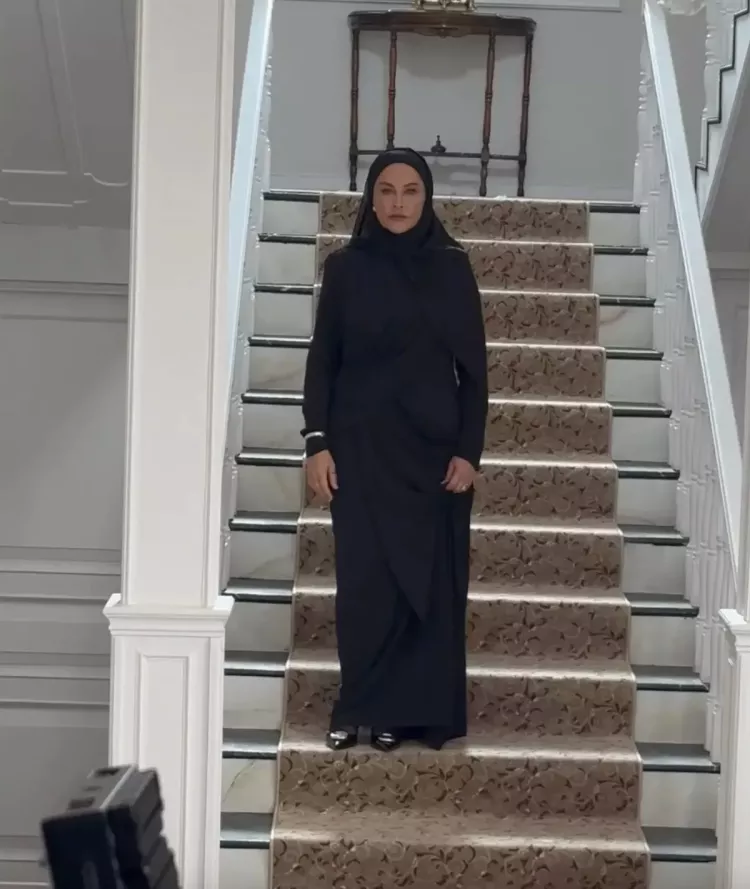 Hülya Avşar’ın yeni rolü şaşırttı! Ünlü oyuncu başörtüsü taktı-Bursa Hayat-3
