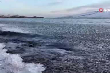 Çıldır Gölü’ndeki kısmi buz çözülmesi büyüleyici manzaralar yaratıyor