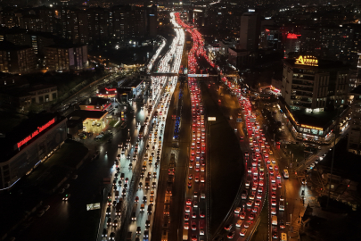 İstanbul’da trafik yoğunluğu rekor seviyede: Sürücüler zor anlar yaşadı!
