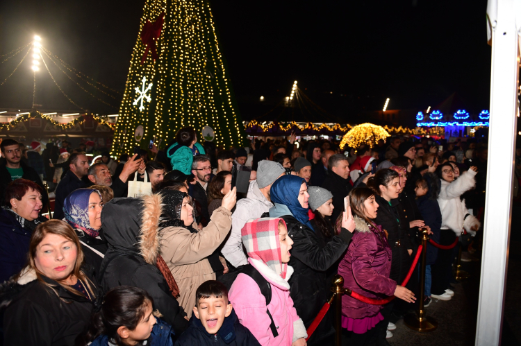 Osmangazi Meydanı'nda yılbaşı festival alanı Bursalıları büyülüyor - Bursa Hayat Gazetesi-4