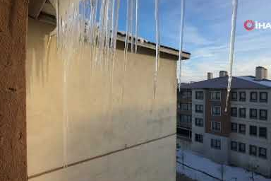 Yüksekova’da soğuk alarmı! Binalarda dev buz sarkıtları oluştu