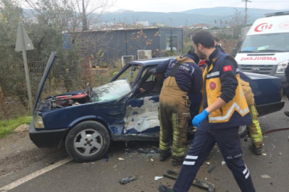 Bursa’da trafik kazası: Kamyonet ile TOFAŞ otomobil çarpıştı!