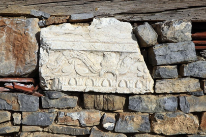 1700 yıllık tapınak taşları köy yapılarında yaşıyor
