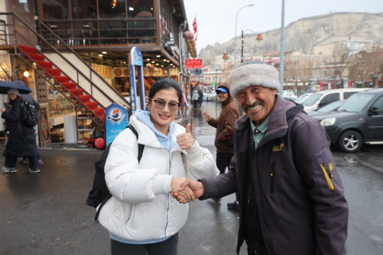 Kapadokya’nın ayaklı sözlüğü: Hiç kursa gitmeden 9 dil öğrendi!-Bursa Hayat Gazetesi-3