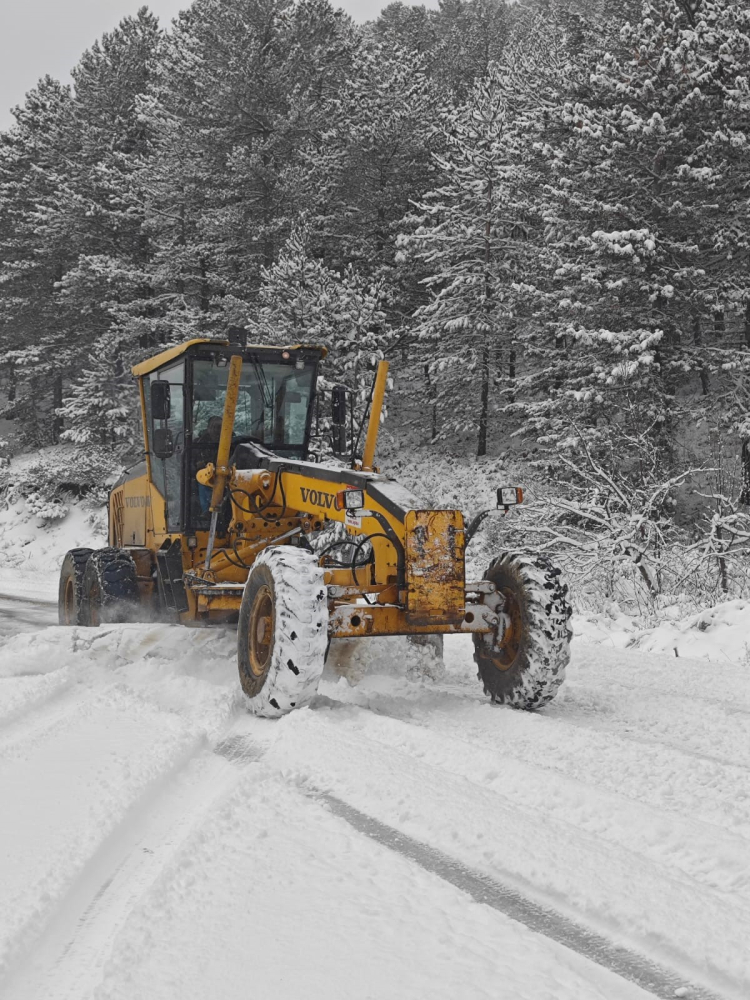 Bursa’da kar alarmı! Kapanan yollar ulaşımı durdurdu -Bursa Hayat-5