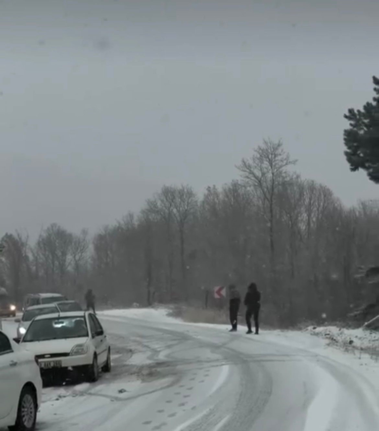 Bursa’da kar alarmı! Kapanan yollar ulaşımı durdurdu -Bursa Hayat-2